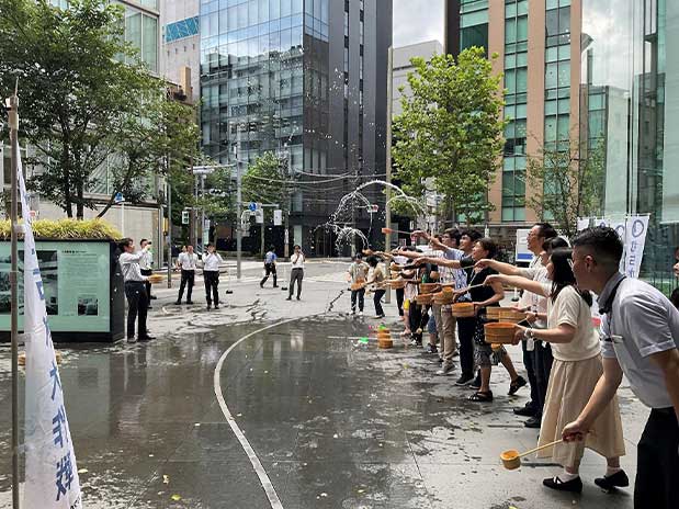 本社 JR神田万世橋ビルでの打ち水